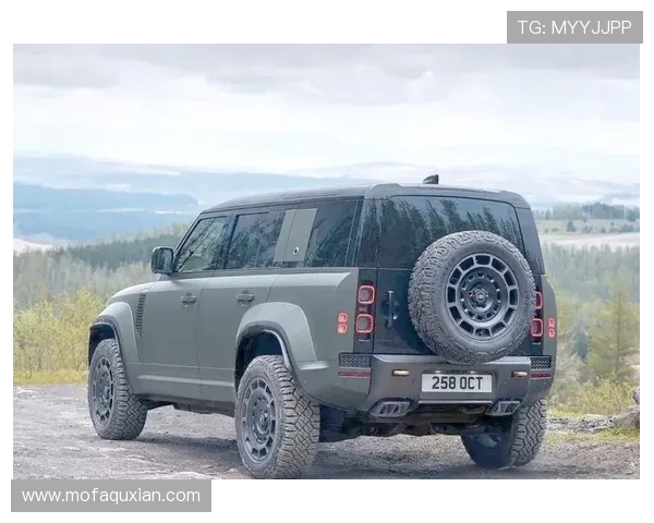 足球明星与路虎卫士的完美结合展现运动与豪华的极致魅力 足球明星与路虎卫士的完美结合展现运动与豪华的极致魅力