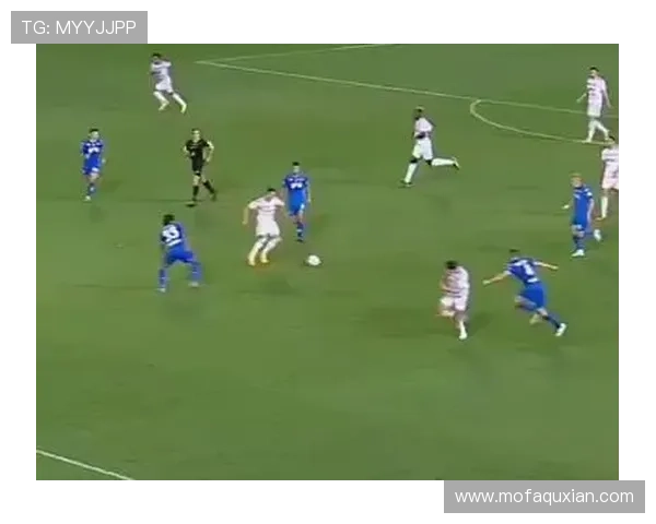 足球巨星们的精彩射门瞬间燃爆全场的激情时刻回顾