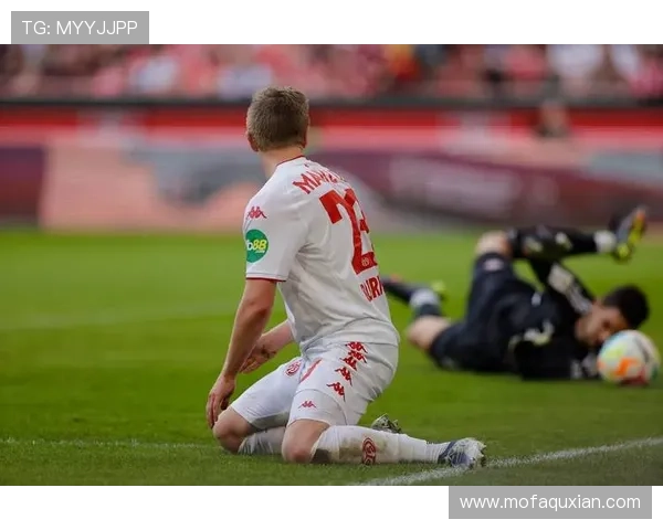 足球明星挑战魔方极限速度，惊艳技巧与激情碰撞的精彩瞬间